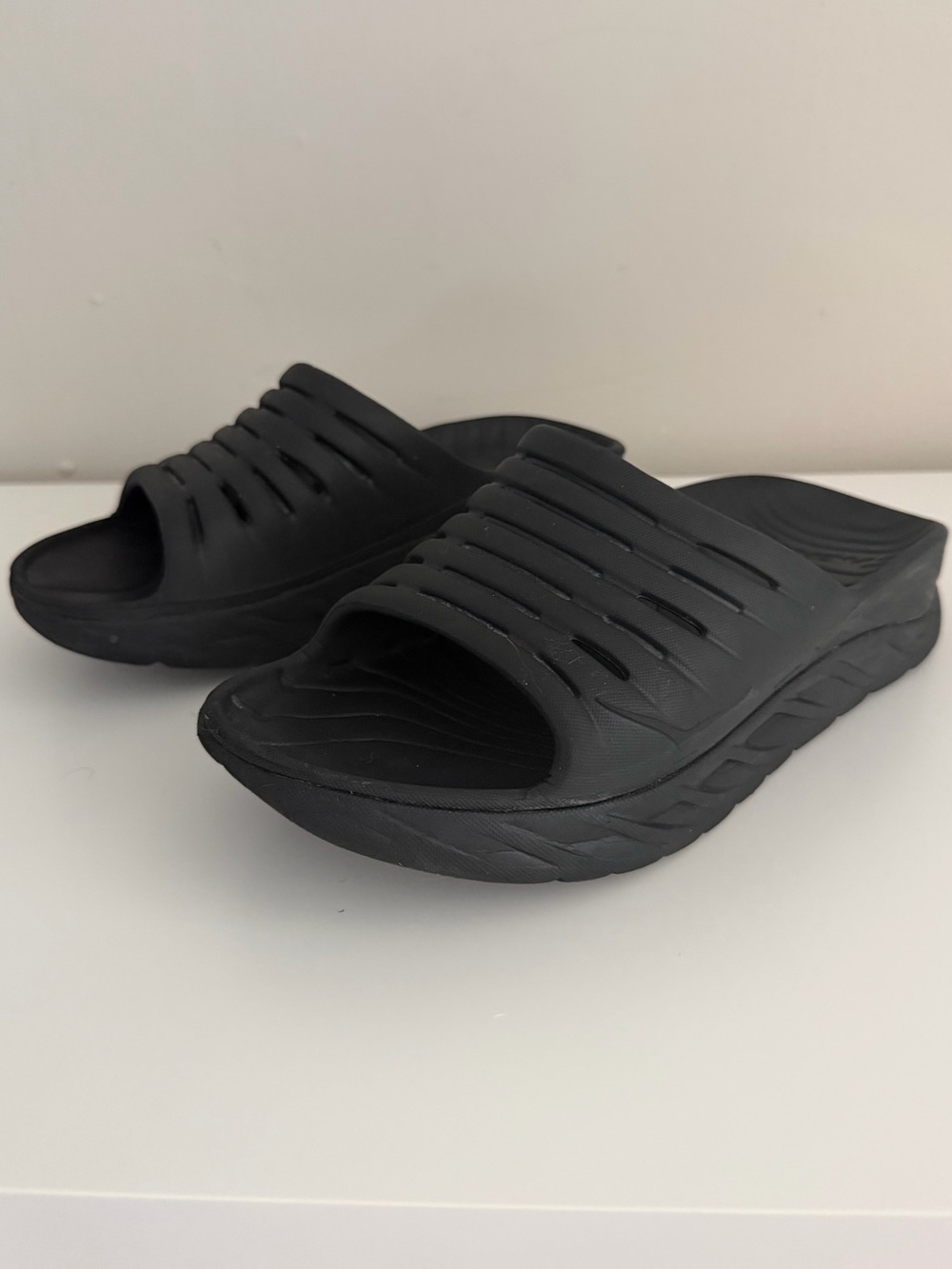 Hoka One One women’s size 8 black slip on rubber platform cushioned slide sandal